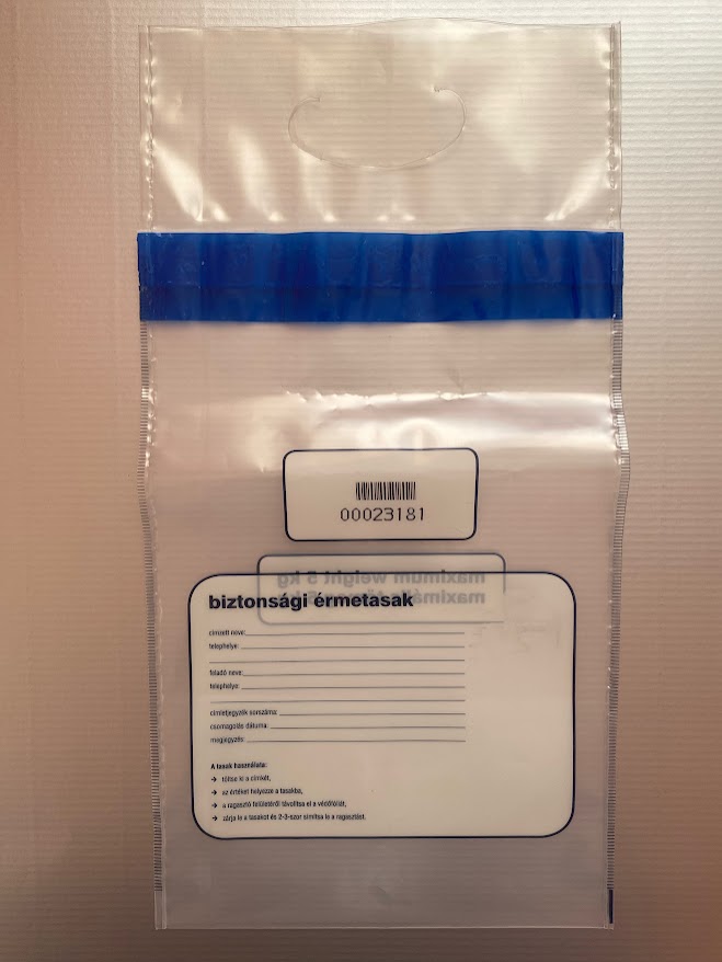 Amennyiben online webáruházat üzemeltetünk, fontos feladatunk a termékünk eljuttatása vásárlóinkhoz. A biztonsági futártasak egy olyan egyszer használatos eszköz, ami azt a célt szolgálja, hogy termékünk sértetlenül eljusson címzettjéhez.