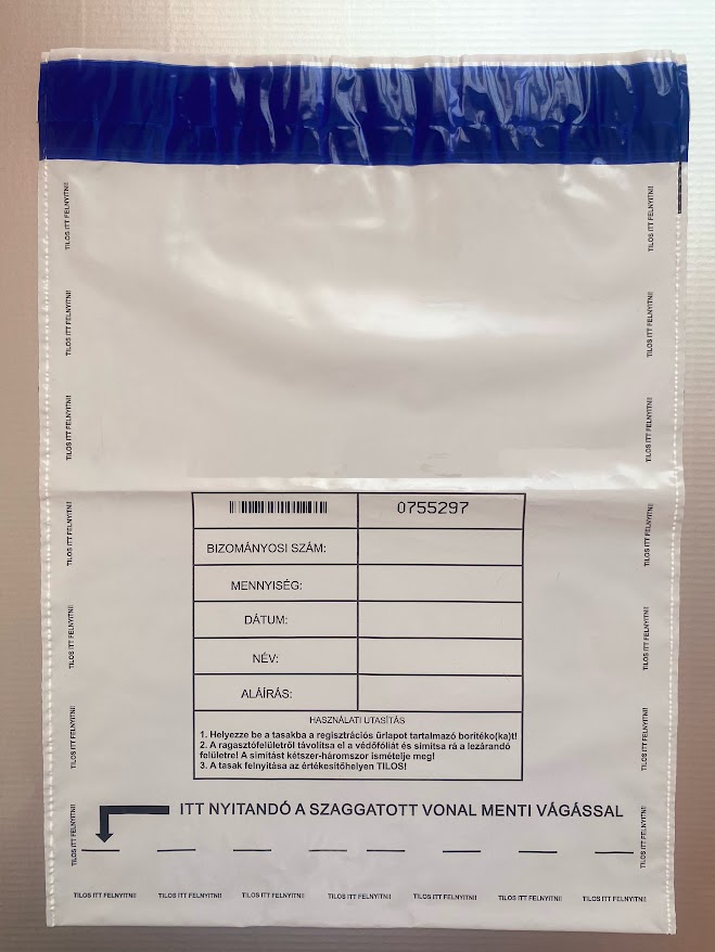 A futártasak előnyei nem elhanyagolhatóak egy webáruház vagy csomagküldő vállalkozás számára. Az egyik nagy előnye, hogy mivel nedvességálló futártasakról van szó, nem ázik át, ezáltal a kézbesítendő áru ép marad.