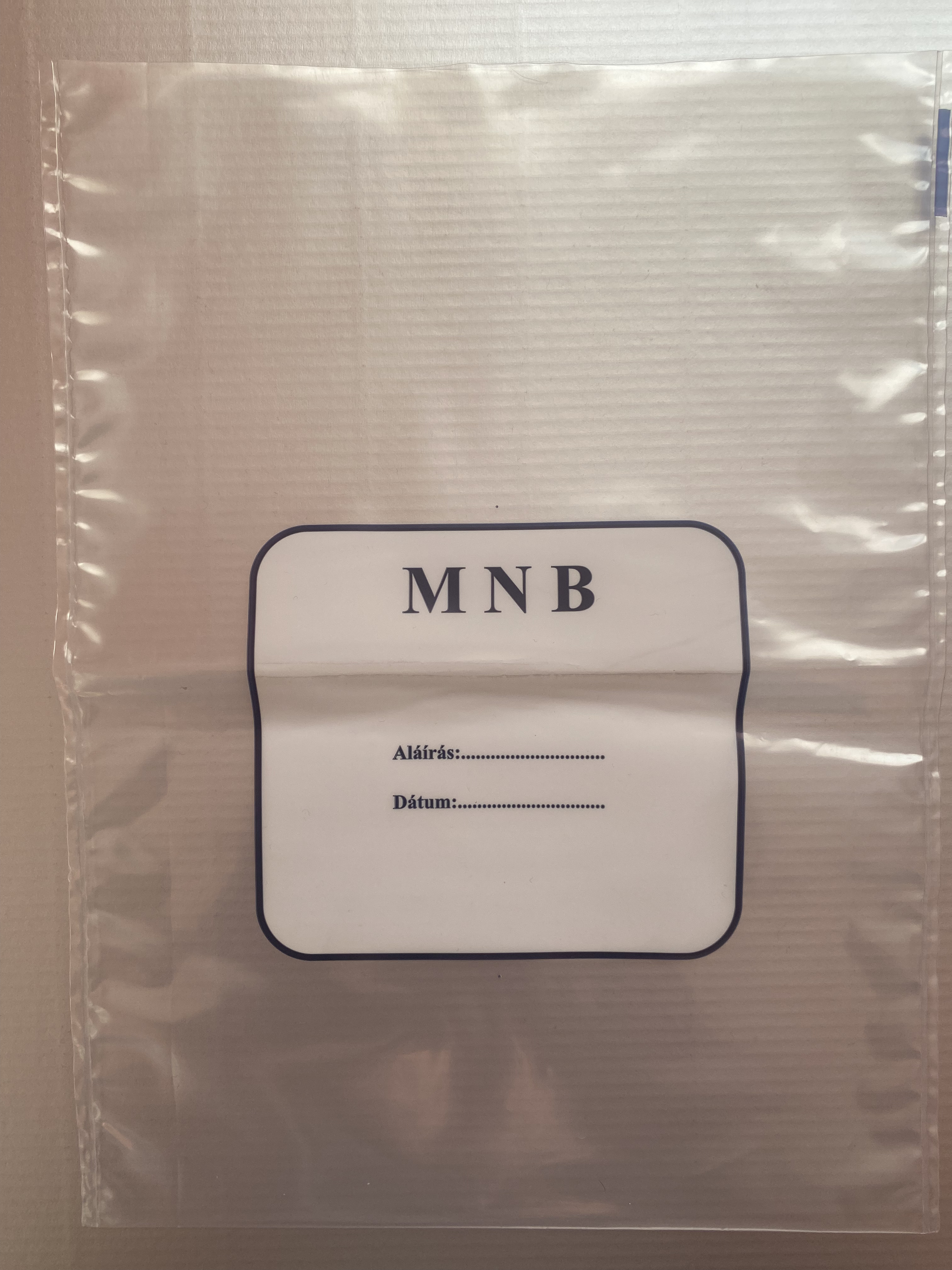 Az öntapadós okmánytasak felhasználási területe szerteágazó, kiválóan alkalmas például bizalmas iratok továbbítására, bankjegyek szállítására, termékmintákhoz...